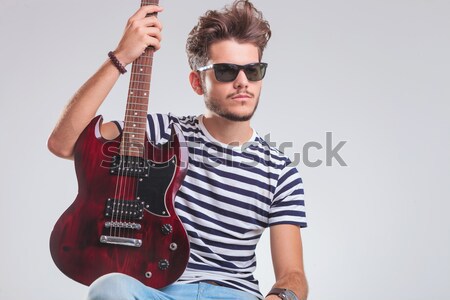 Człowiek gry gitara elektryczna kobieta szary studio Zdjęcia stock © feedough