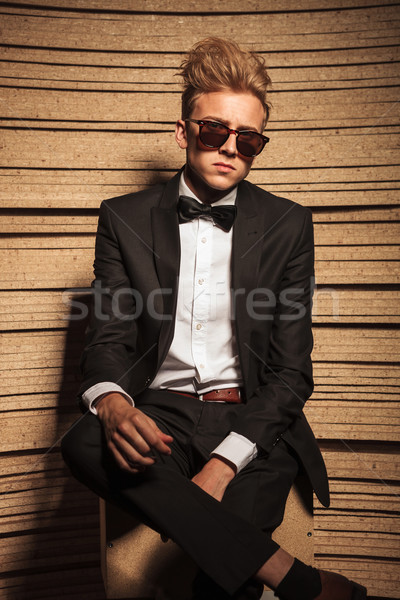 Jovem homem de negócios sessão as pernas cruzadas olhando câmera Foto stock © feedough