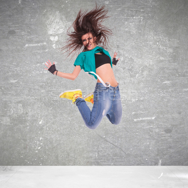 Jeune femme danseur sautant mur sport cheveux [[stock_photo]] © feedough