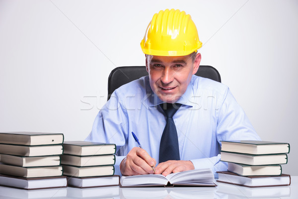 Edad hombre de negocios escritorio completo libros altos Foto stock © feedough