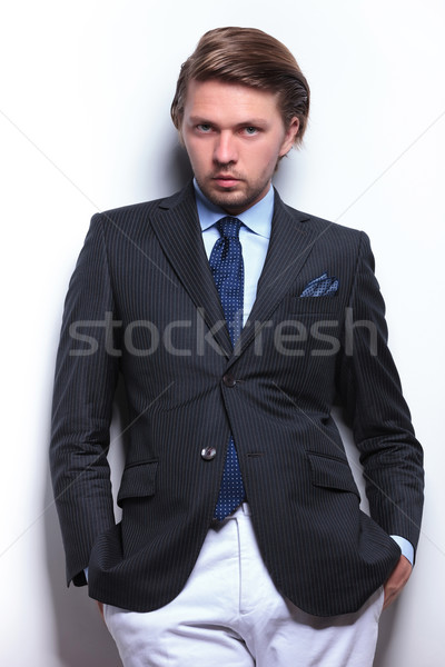 Foto stock: Homem · de · negócios · de · volta · parede · mãos · jovem · inclinando-se · para · trás