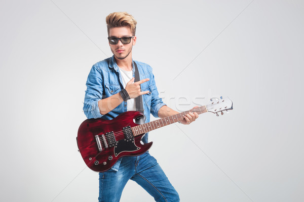 Csávó játszik gitár stúdió mutat kő Stock fotó © feedough