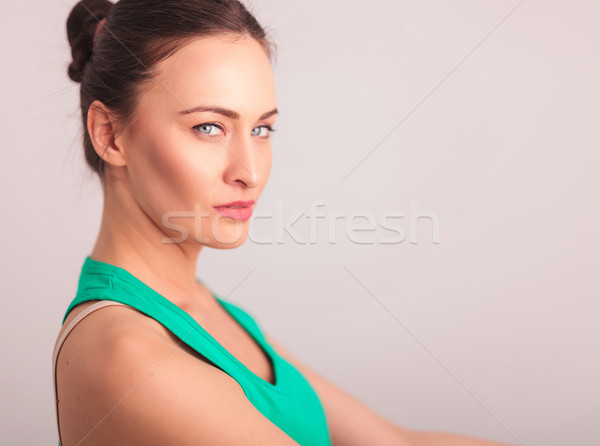 Schönen ernst Frau grünen Unterhemd Stock foto © feedough