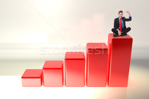 Foto stock: Jóvenes · hombre · de · negocios · ganar · sesión · grande · gráfico