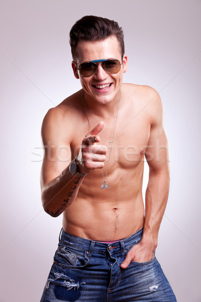 [[stock_photo]]: Jeunes · aux · seins · nus · homme · pointant · portrait · caméra