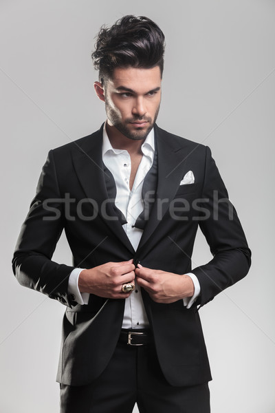 Junger Mann tragen Smoking Schließen Jacke Stock foto © feedough