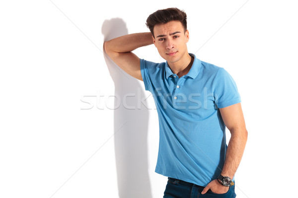Férfi pólóing dől könyök fal lezser Stock fotó © feedough