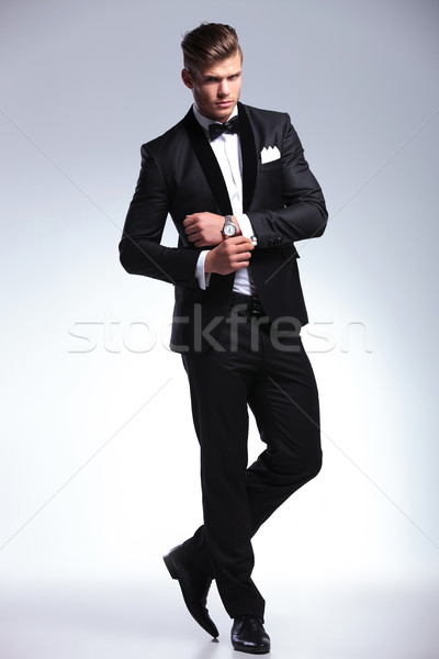 Człowiek biznesu spinki do mankietów zdjęcie elegancki młodych Zdjęcia stock © feedough