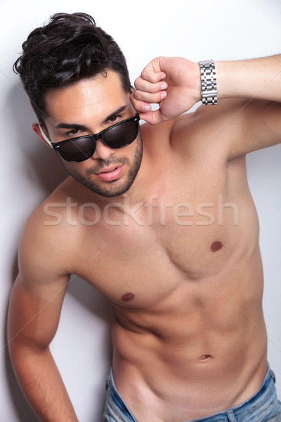 Aux seins nus jeune homme lunettes de soleil jeunes homme [[stock_photo]] © feedough