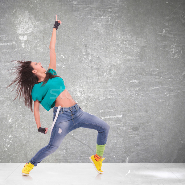 Dançarina gritando indicação para cima estilo moderno estúdio Foto stock © feedough