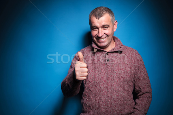 Foto stock: Senior · casual · homem · polegar · para · cima