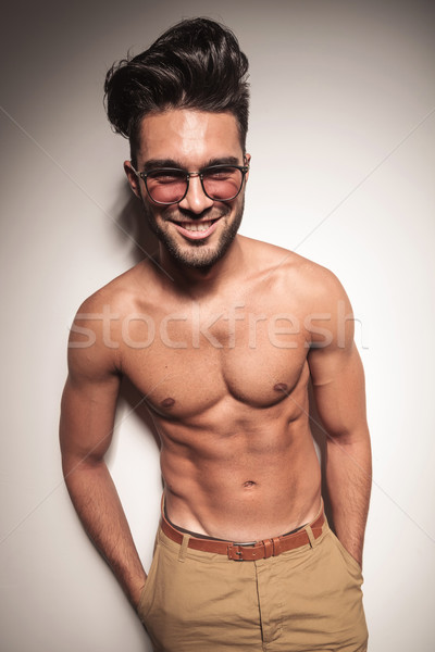 Souriant jeunes homme posant torse nu [[stock_photo]] © feedough