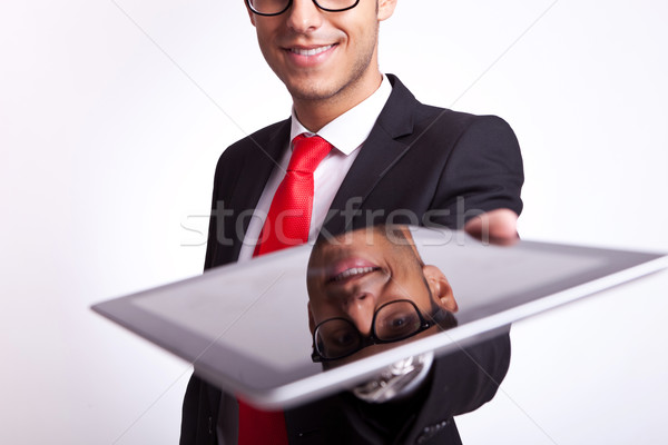 Uomo d'affari offrendo touch screen primo piano giovani marca Foto d'archivio © feedough