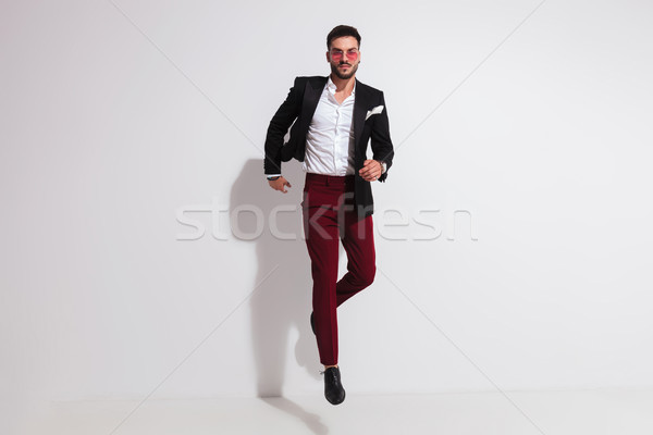 Elegáns férfi ugrik levegő pózol ahogy Stock fotó © feedough