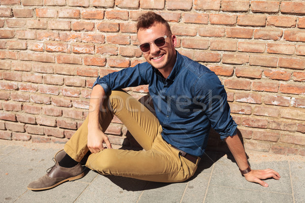случайный человека счастливым тротуаре молодым человеком сидят Сток-фото © feedough
