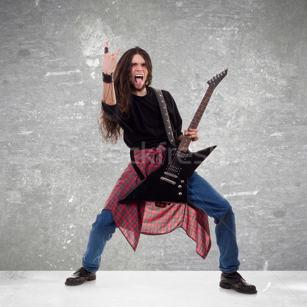 Rocker készít kő zsemle kézmozdulat hosszú hajú Stock fotó © feedough