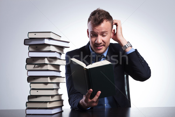 Homme d'affaires livre jeunes lecture difficile tête [[stock_photo]] © feedough