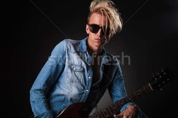 Cool jeunes guitariste lunettes de soleil studio Photo stock © feedough