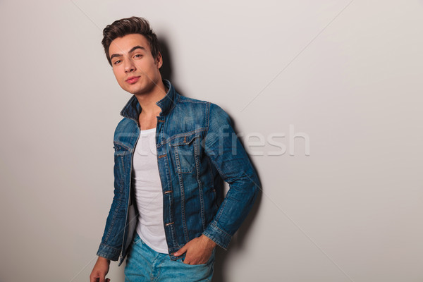 Mann Jeans Jacke grau Wand Stock foto © feedough