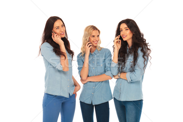 Tres casual mujeres hablar teléfono blanco Foto stock © feedough