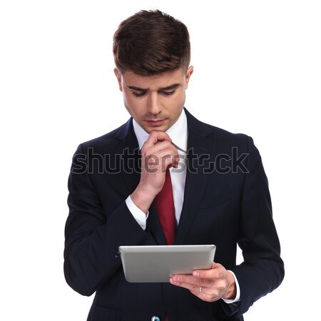 Portré figyelmes üzletember olvas tabletta áll Stock fotó © feedough