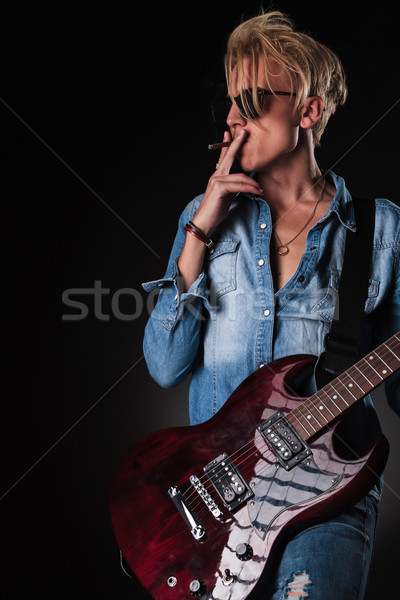 Yandan görünüş genç gitarist sigara içme oynama elektrogitar Stok fotoğraf © feedough