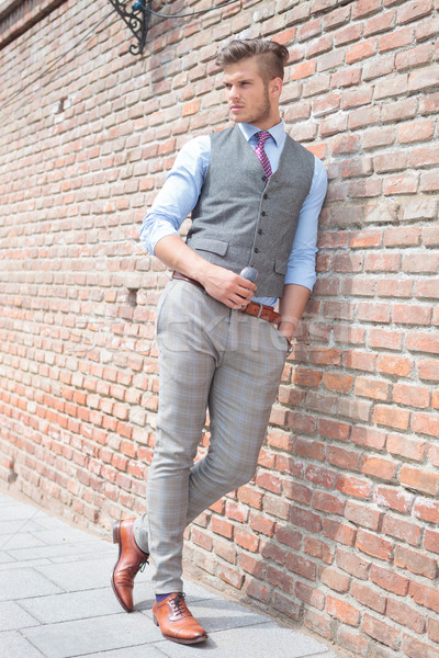 Casual hombre pared de ladrillo Foto joven Foto stock © feedough