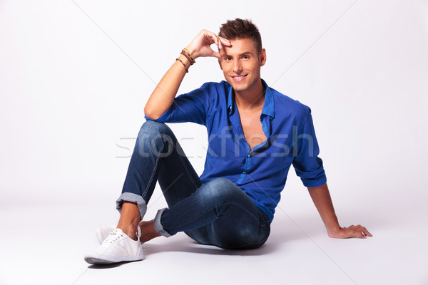 Homme jambes croisées front jeune homme séance [[stock_photo]] © feedough