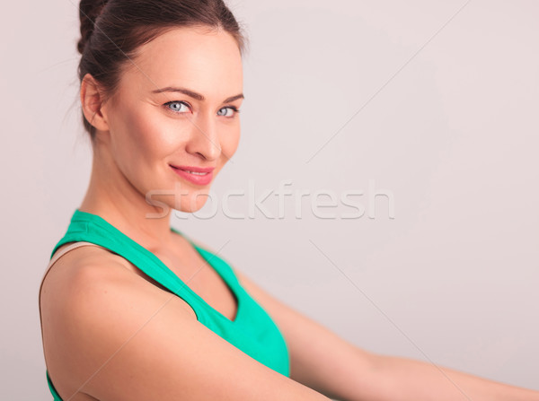 Seitenansicht glücklich Frau grünen Unterhemd schauen Stock foto © feedough