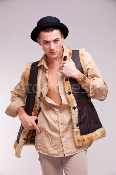 Homme chapeau drôle manteau de fourrure posant caméra Photo stock © feedough