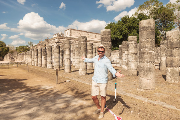 Foto stock: Feliz · hombre · visitar · ruinas · ciudad · verano