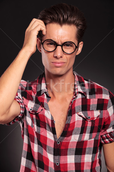 Foto stock: Confundirse · casual · hombre · gafas · estudiante · retrato