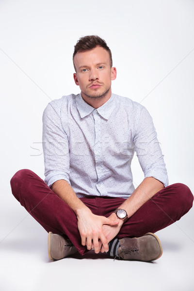 [[stock_photo]]: Homme · jambes · croisées · jeune · homme · séance · étage