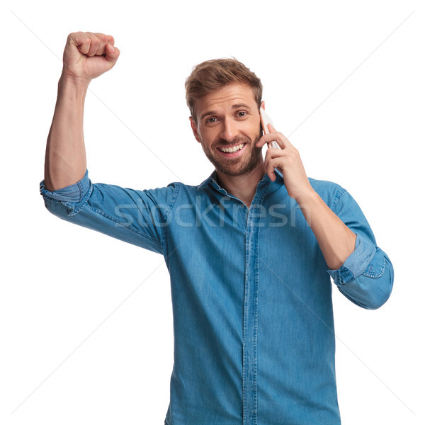 Foto stock: Animado · jovem · casual · homem · uma · boa · notícia