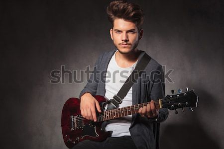 Foto stock: Sexy · hombre · jugando · guitarra · mirando · cámara