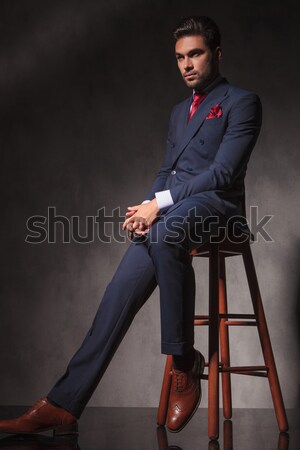 Widok z boku zdjęcie młodych człowiek biznesu posiedzenia elegancki Zdjęcia stock © feedough