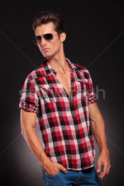 Knap jonge mannelijk model zonnebril studio zijaanzicht Stockfoto © feedough