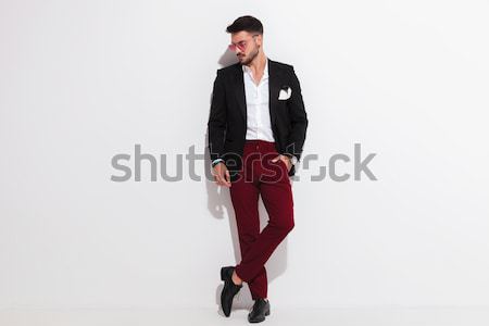 Foto stock: Jovem · homem · de · negócios · em · pé · cinza · estúdio