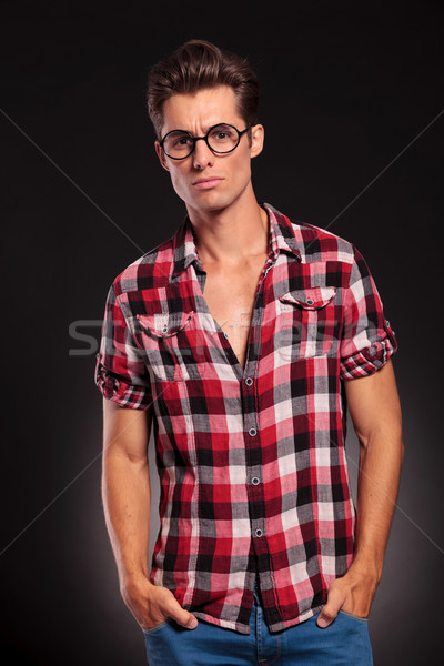 Komoly lezser fiatal divat férfi áll Stock fotó © feedough