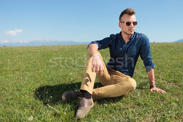 Przypadkowy człowiek trawy z dala młody człowiek Zdjęcia stock © feedough