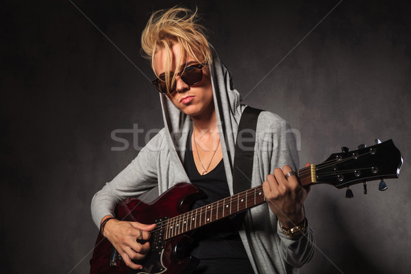 嚴重 男子 麻煩的 頭髮 播放 吉他 商業照片 © feedough