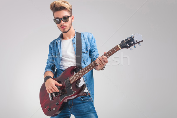 [[stock_photo]]: Portrait · jeunes · guitariste · jouer · guitare · studio