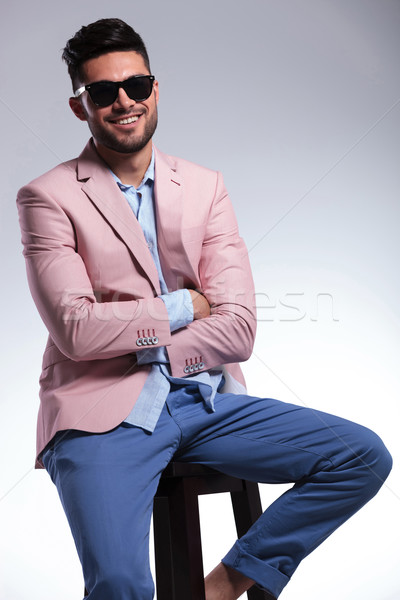 сидящий случайный человека рук сложенный улыбается Сток-фото © feedough