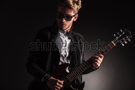 Foto stock: Maduro · mecedora · chaqueta · de · cuero · jugando · guitarra · eléctrica · retrato