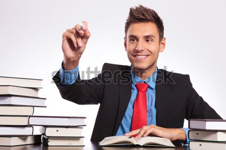 Foto stock: Escritorio · escrito · pulgar · hasta · jóvenes · hombre · de · negocios