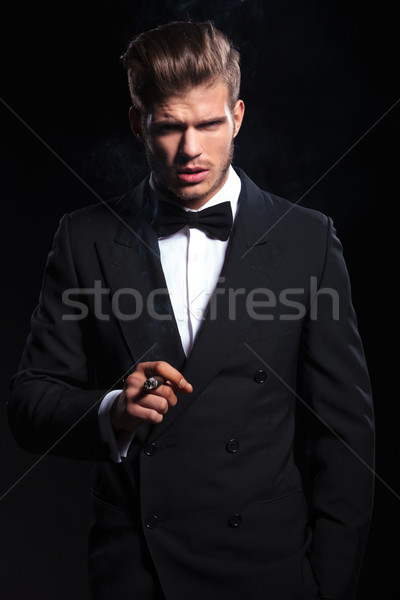 Dramatyczny zdjęcie elegancki człowiek palenia cygara Zdjęcia stock © feedough