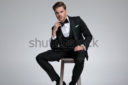 Hombre sesión uno pierna otro Foto stock © feedough