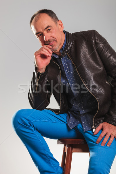 Stockfoto: Peinzend · oude · man · glimlachend · vergadering · studio