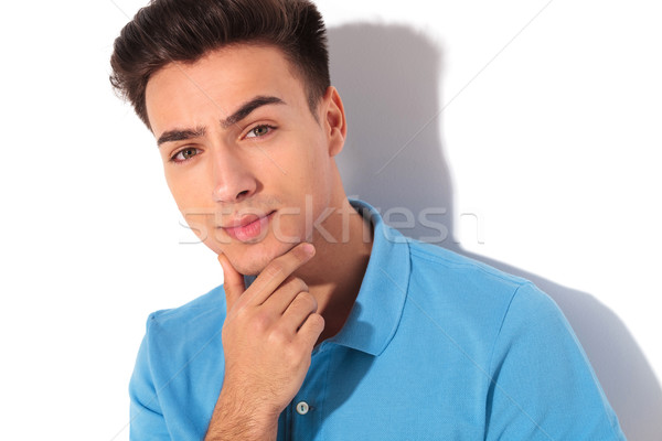 Figyelmes fiatal lezser férfi pólóing tart Stock fotó © feedough