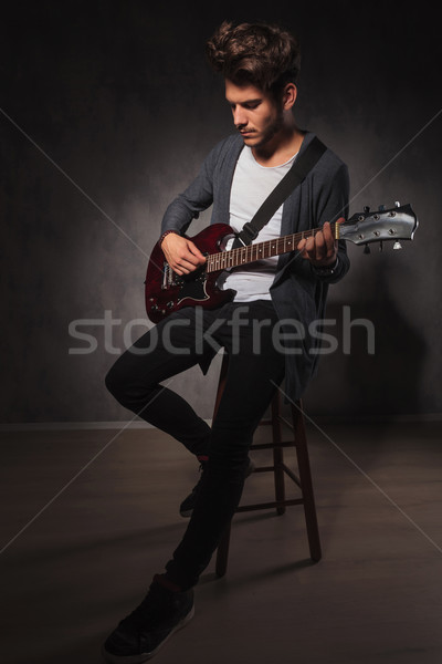 Indie művész játszik gitár ül szék Stock fotó © feedough